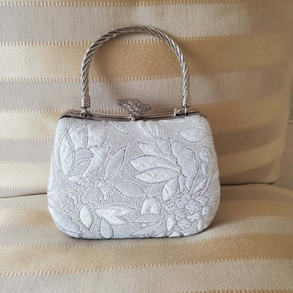 👝Clutch silver with white tones